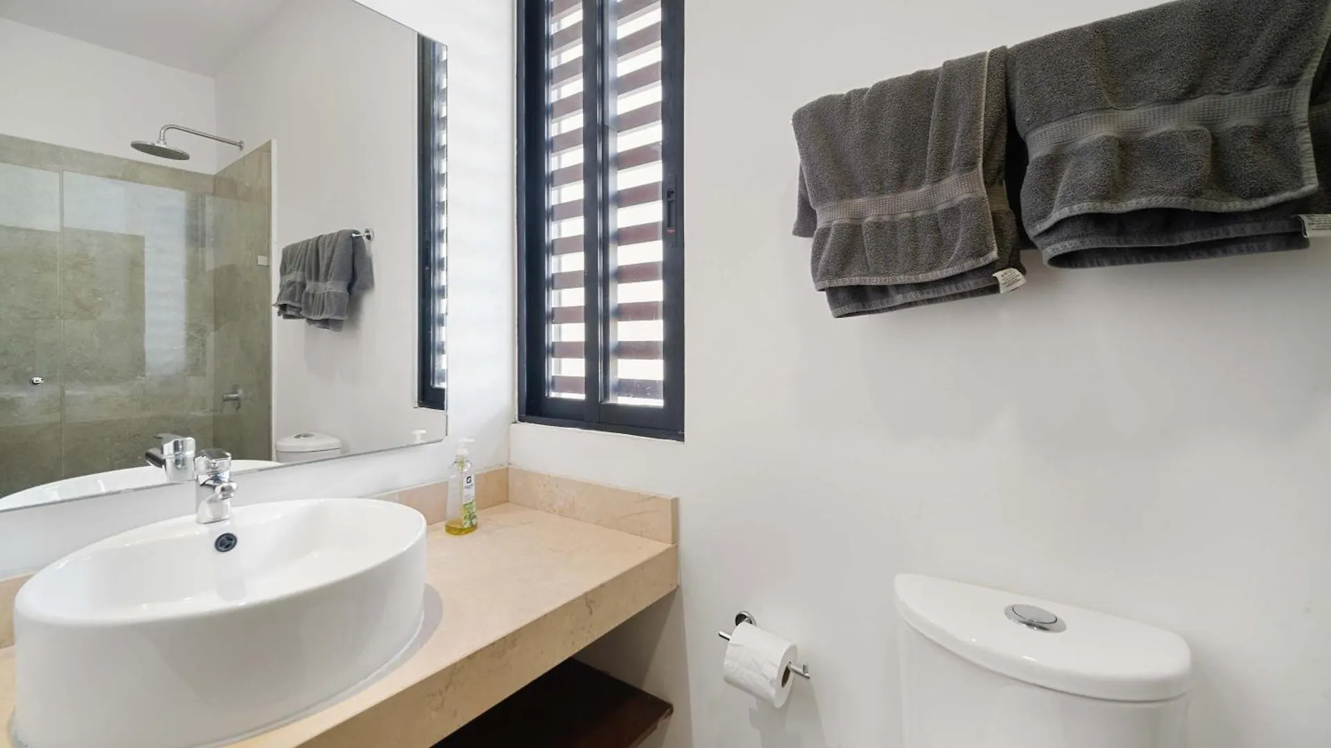 Sunny Merida Getaway: Spacious 3Br With Pool